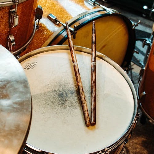 Puis-je également utiliser un retour de scène de batterie avec ma batterie acoustique ?