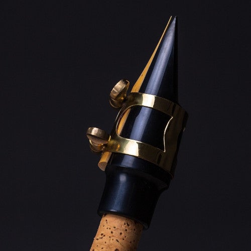 Le saxophone est-il un instrument faisant partie des bois ou des cuivres ?