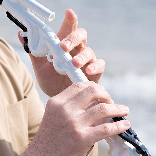 Puis-je aussi commencer avec un saxophone en plastique ?