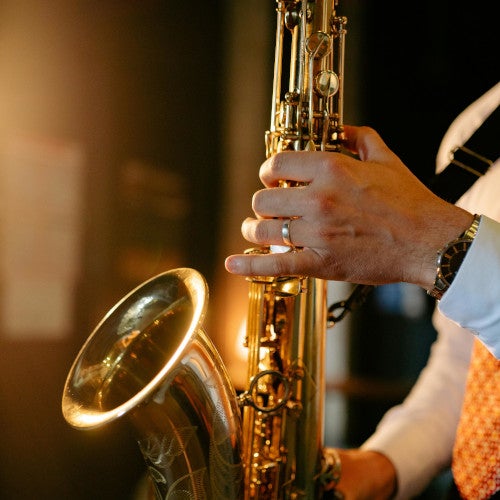  Je suis plus âgé, sur quel type de saxophone dois-je apprendre à jouer ?