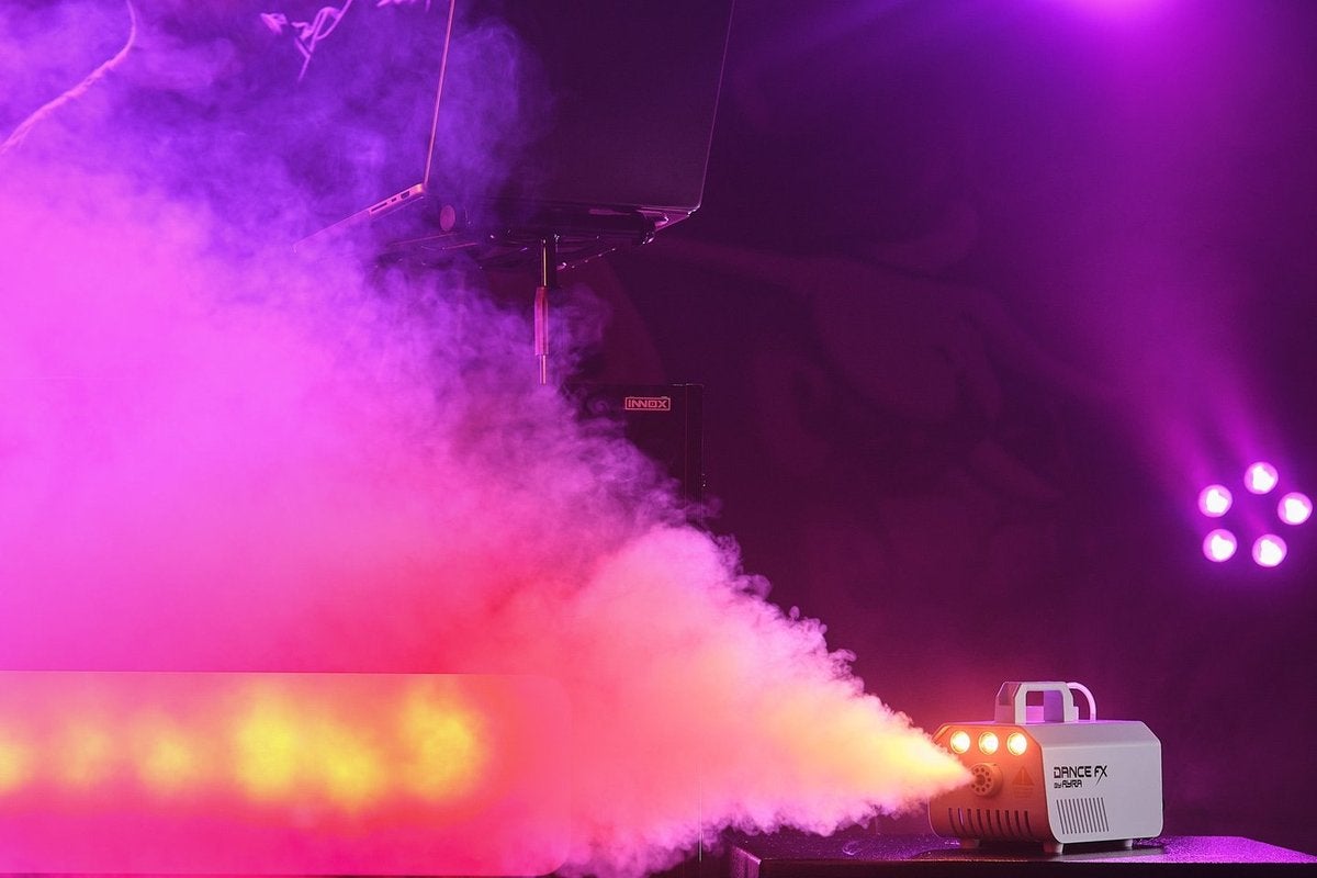 Machine à fumée Ayra DanceFX F500L avec un nuage de fumée rose